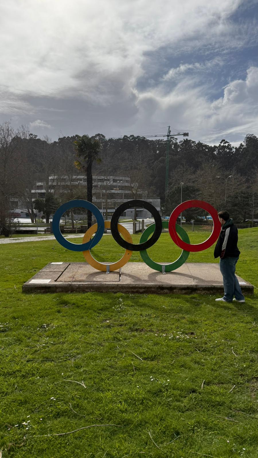 Manu junto a los aros olímpicos de la universidad